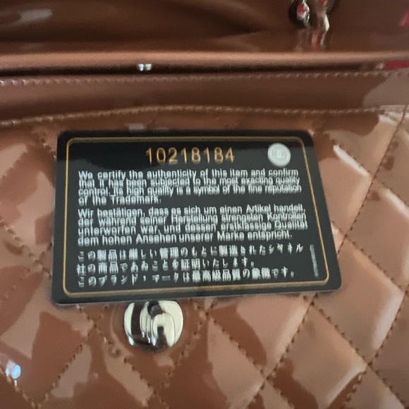 It’s a 10-11,000$ bag it’s caramel color and it’s got authentication cards - Picture 5 of 8